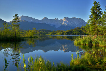 Fototapeta na wymiar Der Barmsee im Morgenlicht mit Karwendel blick und Spiegelung