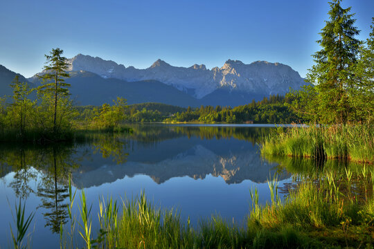 Der Barmsee im Morgenlicht mit Karwendel blick und Spiegelung