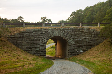 Fototapeta na wymiar old stone bridge in the countryside