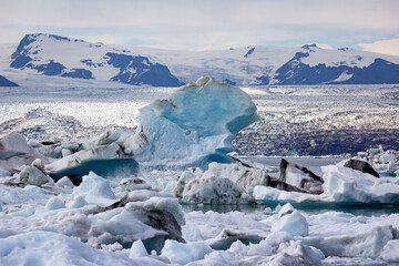 Fototapeta na wymiar View of the famous glacier lagoon Jokulsarlon, below Vatnajokull.