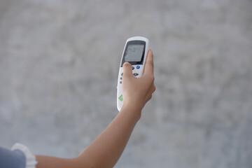 Hand Operating Air Conditioner With Remote Control