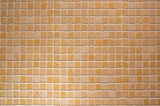 Gresite amarillo en la pared de un ba&ntilde;o