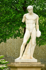 Fototapeta na wymiar Sculpture of a man in a city Park in spring