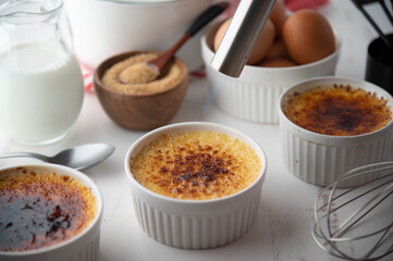 torching cassonade brown sugar of creme brulee