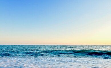 Obraz premium sea coast with light waves in the evening