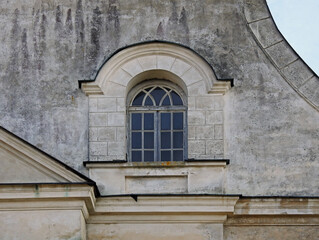 Fototapeta na wymiar wybudowana w 18 wieku w stylu klasycystycznym murowana synagoga w miejscowosci orla na podlasiu w polsce