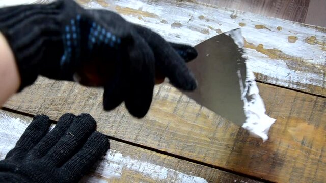 Hands of an old manual worker with wall plastering tools renovating house. Plasterer renovating outdoor walls and corners with spatula and plaster. Wall insulation. Construction finishing works - Imag