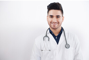 Médico sonrriendo con ondo blanco y espacio libre, el personal sanitario con esquetoscopio, medio cuerpo, limpia, seguros, medicina, dr