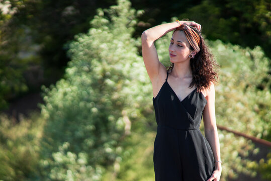 Mujer posando en la naturaleza 