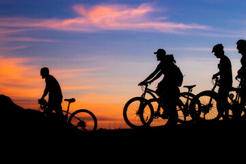 Obraz na płótnie Canvas silhouette of a cyclist on the sunset