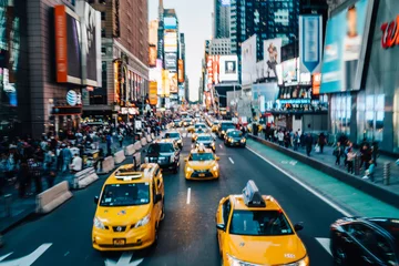 Papier Peint photo Lavable TAXI de new york Effet de flou de mouvement, Times Square avec des bâtiments illuminés et de la publicité sur les rues bondées et les taxis jaunes pour les touristes de transport, le centre-ville de New York avec une circulation dense et des voitures de taxi en mouvement