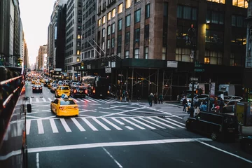 Photo sur Aluminium brossé TAXI de new york Circulation sur les avenues du centre-ville avec taxi jaune et voitures se précipitant dans la confiture, immeubles de Manhattan sur l& 39 avenue à New York avec beaucoup de transports en voiture le soir, réduction de l& 39 impact environnemental