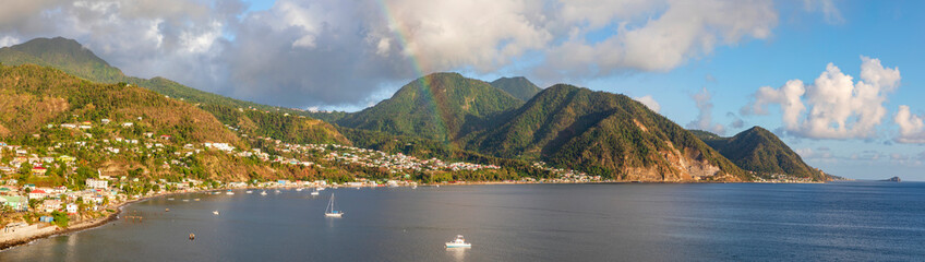 Dominica in der Karibik mit Regenbogen, Panorama.