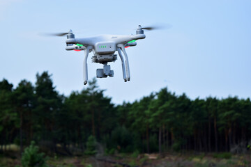 Fototapeta na wymiar Latający dron