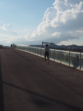 Runner sobre puente con nubes. 