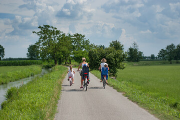 Fototapeta premium mamme con i loro bambini in bicicletta