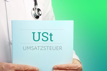 USt (Umsatzsteuer). Arzt (männlich) mit Stethoskop hält medizinischen Bericht in den Händen....