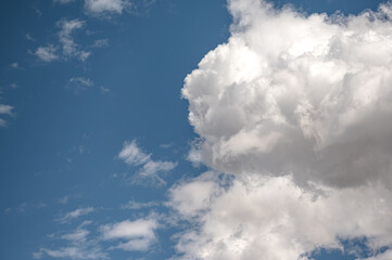 Obraz premium Huge white cloud of the cumulus type in the blue sky