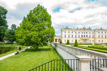 Białystok Podlasie pałac park branickich zamek drzewo trawnik