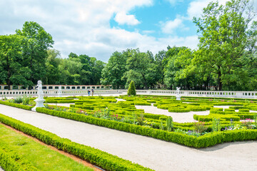 Obraz premium Białystok Podlasie pałac park branickich Ogród drzewa krzewy ścieżka rzeźba