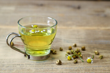 木材背景のカモミールティー