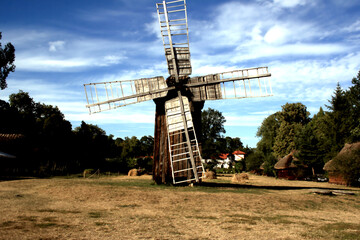 Stary wiatrak położony w Muzeum Rolnictwa w Ciechanowcu, województwo podlaskie - obrazy, fototapety, plakaty