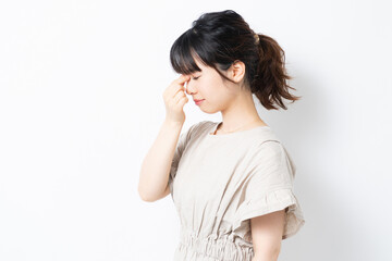 Fototapeta premium 疲れ目の若い女性