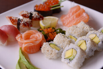 sushis, riz, saumon en assiette