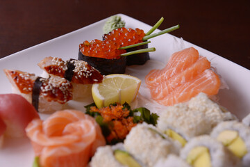 sushis en gros plan dans une assiette