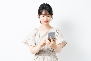 スマホを操作する若い女性