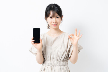 スマホを手に持つ女性