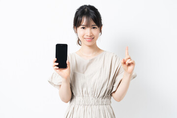 スマホを手に持つ女性