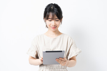 タブレット端末を使う若い女性