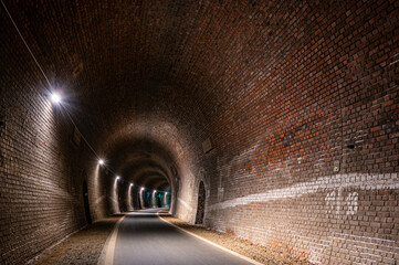 Alter Eisenbahntunnel aus Backstein heute als unterirdischer Radweg genutzt
