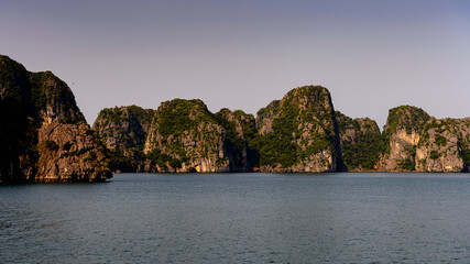 Obraz premium It's Nature and rocks of the Halong Bay, Indochina sea, Vietnam. UNESCO World Heritage