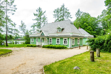 Białowieski Park Narodowy Białowieża Podlasie Drewniany dom stary architektura zieleń - obrazy, fototapety, plakaty