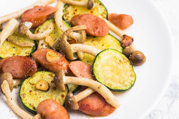 ズッキーニとシメジのウインナー炒め