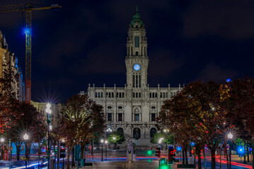 Obraz premium Night view of the City hall with light trails on Avenida dos Aliados in in Porto, Portugal