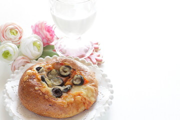 Obraz na płótnie Canvas Black olive and cheese bread on white dish for breakfast
