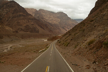 Fototapeta premium Traveling along the asphalt road in the mountains and desert on the way to mount Aconcagua. 