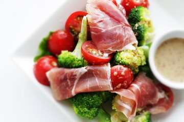 Cherry tomato, broccoli and ham with vegetable salad