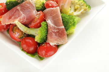 Cherry tomato, broccoli and ham with vegetable salad