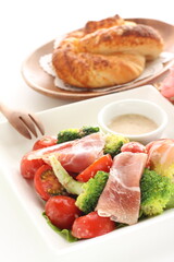 Cherry tomato, broccoli and ham with vegetable salad