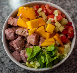 Plato de ensalada con atún fresco, mango y verduras