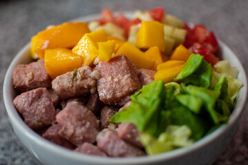 Plato de ensalada con atún fresco, mango y verduras