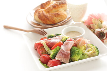 Cherry tomato, broccoli and ham with vegetable salad