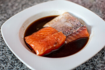 Salmón fresco marinado en salsa de soya
