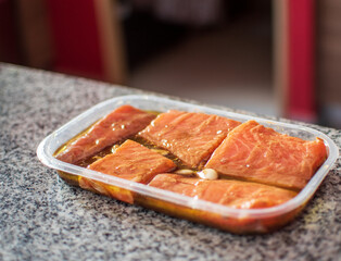 Salmón fresco marinado en soy y ajo