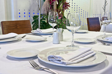montaje de mesa de restaurante de lujo