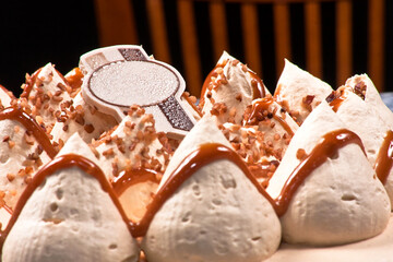 Pastel de cajeta con Pan de almendra humectado en tres leches relleno, cubierto y decorado con crema de queso con cajeta y espiral de cajeta con nuez espolvoreada.